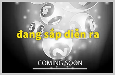 Vận động viên quần vợt đang giao bóng mạnh mẽ